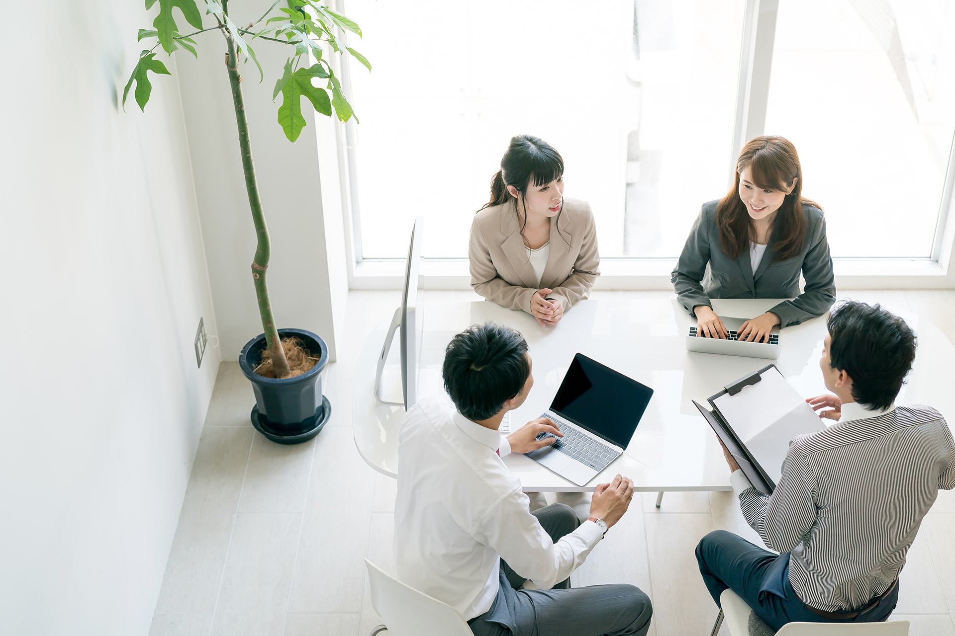 テーブルを囲んで議論するチーム